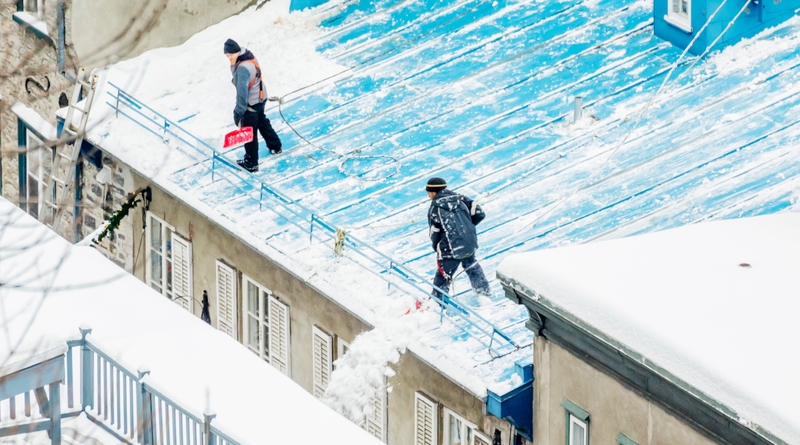 Déneigez votre toiture en pentes vers la rue souvent pour éviter les chutes de glace
