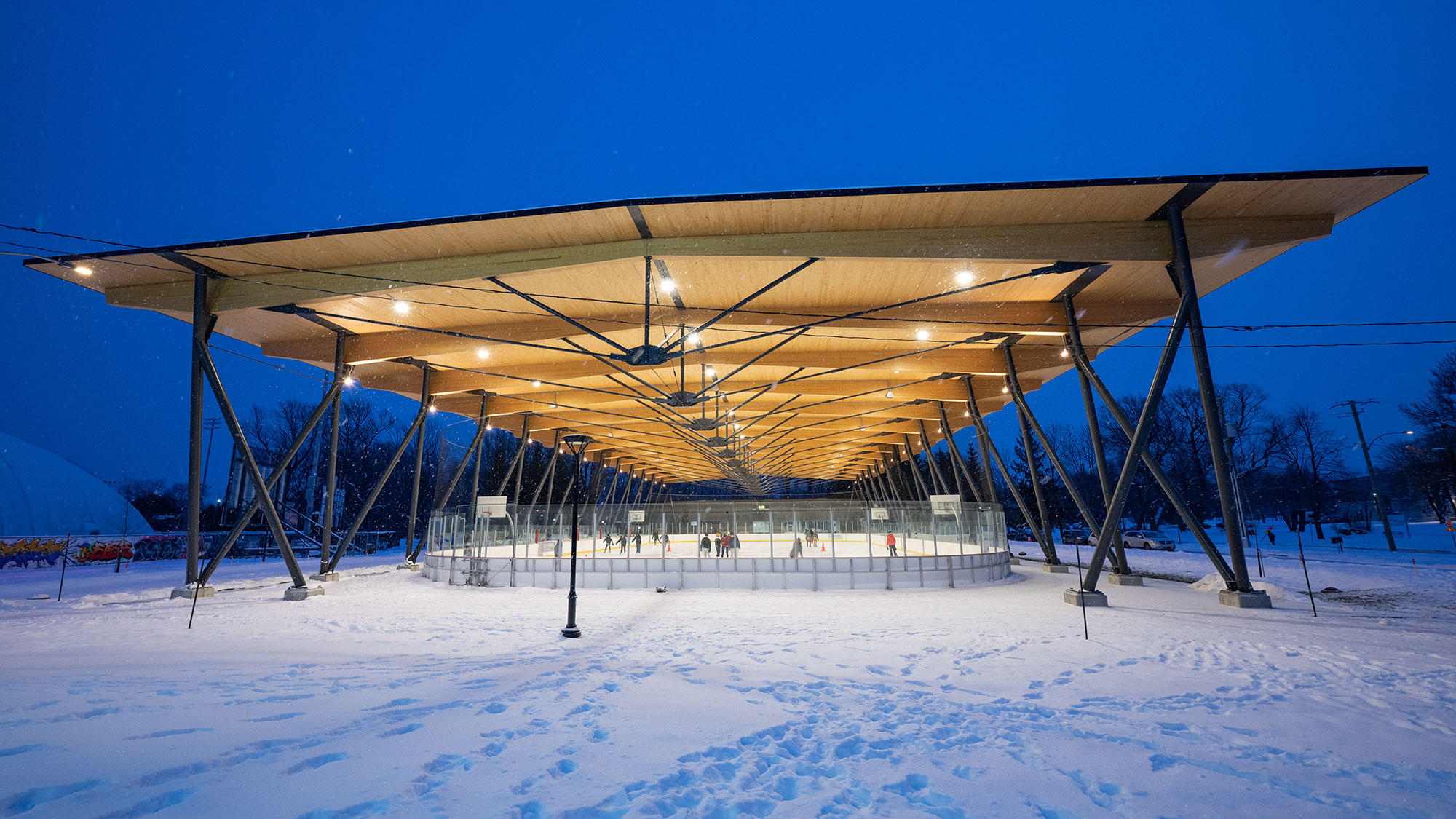 Patinoire extérieure avec bandes couverte