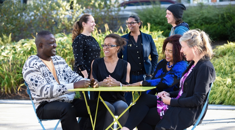 Gens discutant autour d'une table